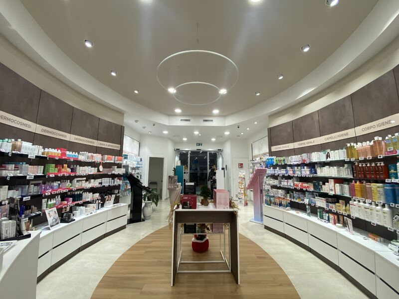 L’interno della Farmacia Annese a Monopoli