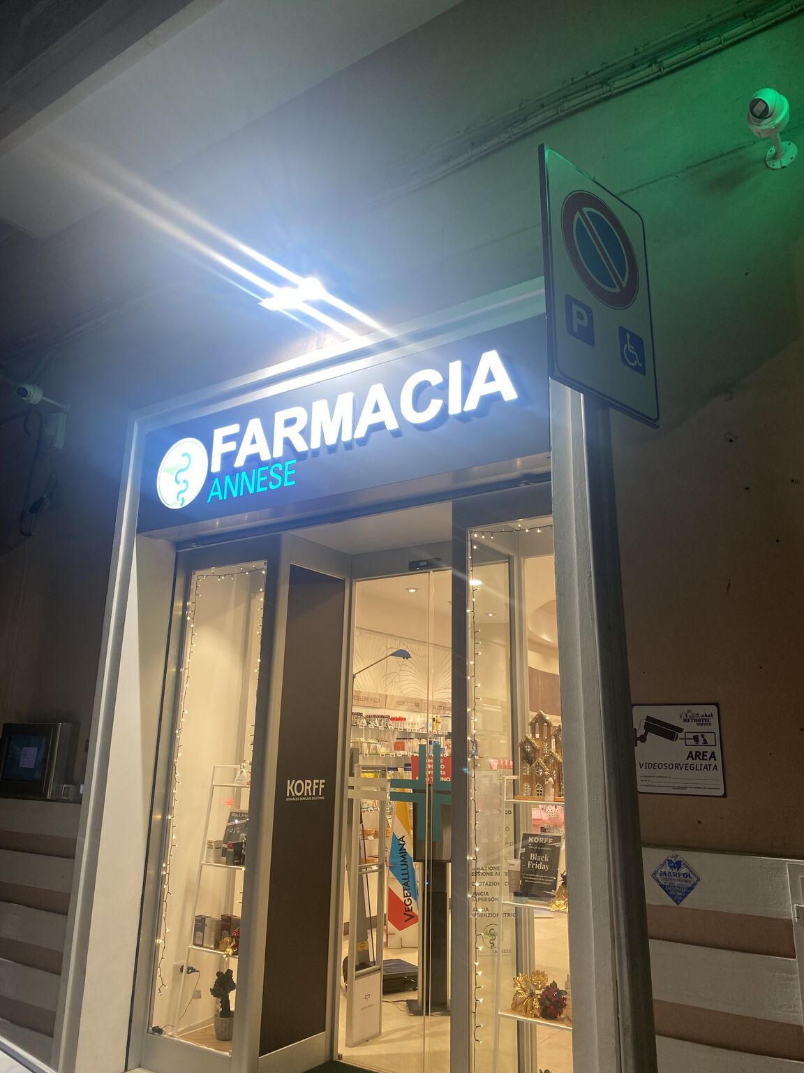 L’ingresso della Farmacia Annese in Via Roma a Monopoli